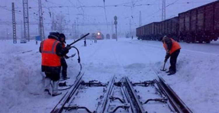 Почти 2,5 тысячи людей расчищали Приднепровскую железную дорогу