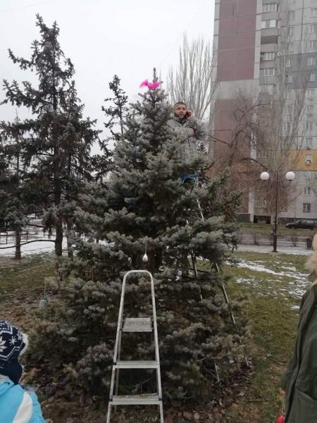 Жители одного из районов Кривого Рога самостоятельно украсили елку (фото)