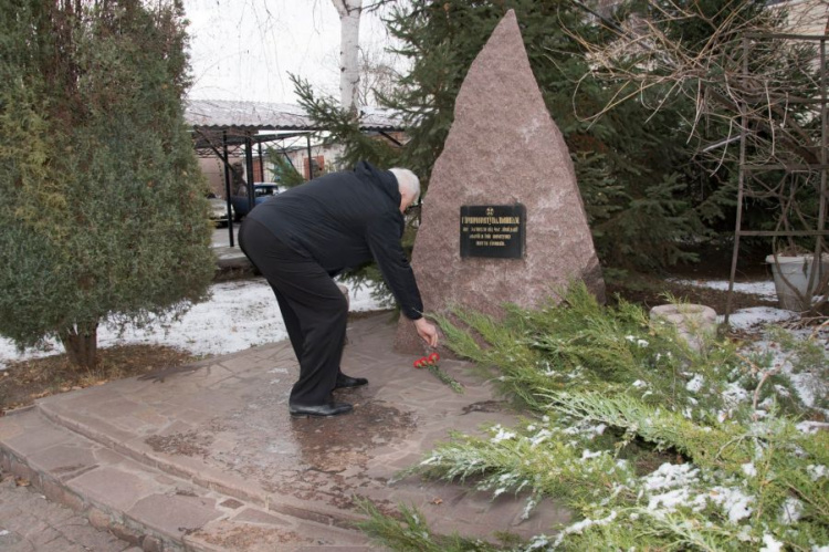 В Кривом Роге горноспасатели почтили память погибших в шахте коллег