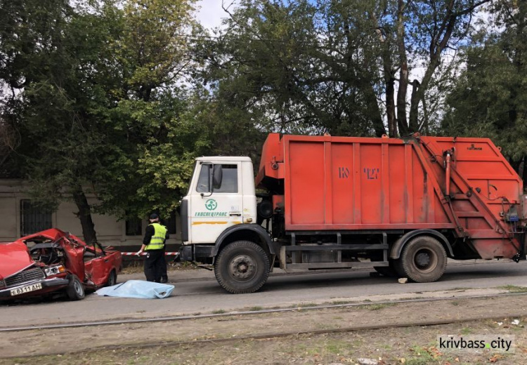 Смертельная авария в Кривом Роге: мусоровоз протаранил легковушку (ФОТО)