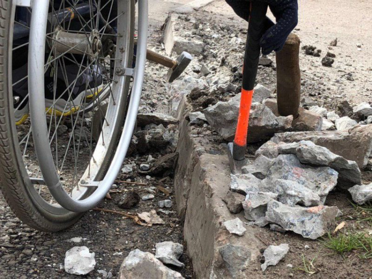 В Кривом Роге активисты-колясочники начали самостоятельно убирать бордюры с улиц города (фото)