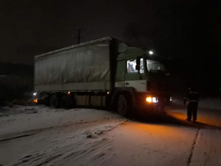 Под Кривым Рогом спасатели всю ночь доставали автомобили из кюветов (фото)