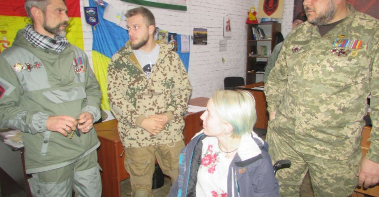 Бойцы батальона "Кривбасс" передали "Госпитальерам" авто от украинской диаспоры