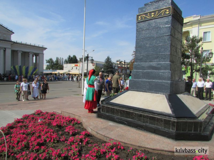 В Кривом Роге в День Государственного Флага состоялось мероприятие возле памятника Тарасу Шевченко (фото)