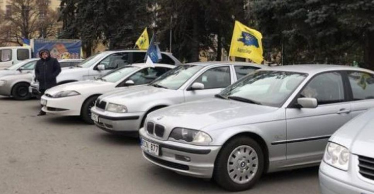 В Кривом Роге прошла акция в поддержку автомобилей на еврономерах (ФОТО)