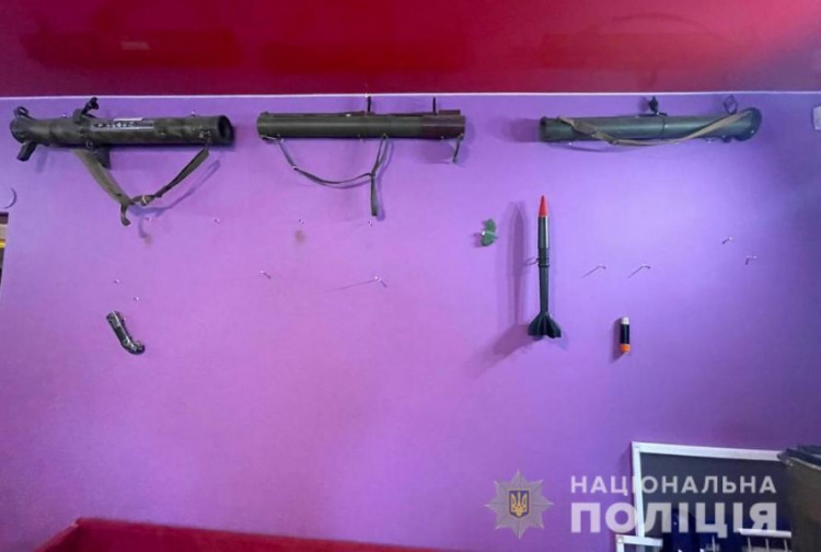 На Дніпропетровщині правоохоронці затримали злочинну групу збувачів вогнепальної зброї