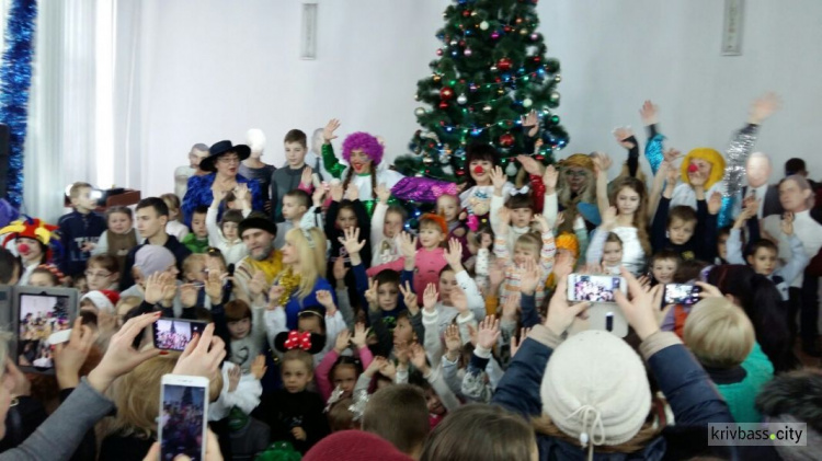 Концерты, танцы и сладости: в Кривом Роге проходят утренники для детей воинов АТО (фоторепортаж)