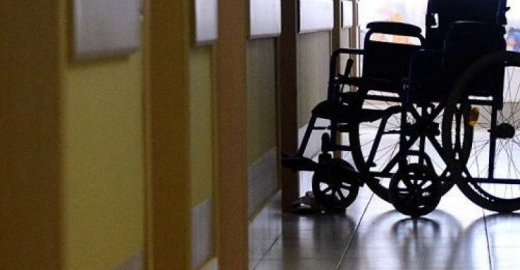 В Кривом Роге в горисполкоме девушку с инвалидностью заставили убирать в коридоре следы от колес коляски (ВИДЕО)