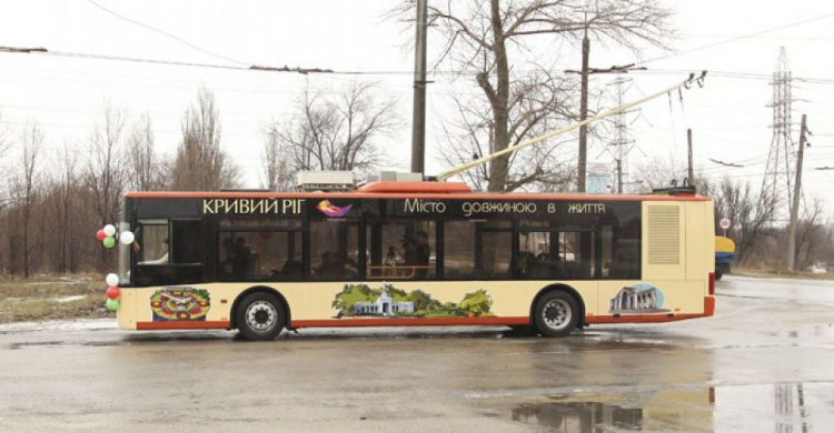 В Кривом Роге троллейбусы безвозмездно дарят своих пассажиров маршрутчикам