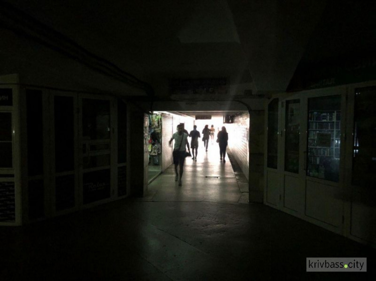 Как в тоннеле: в подземке на 95-м квартале отсутствует электричество