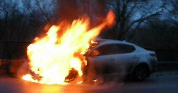 В Кривом Роге ночью в одном из районов загорелся автомобиль