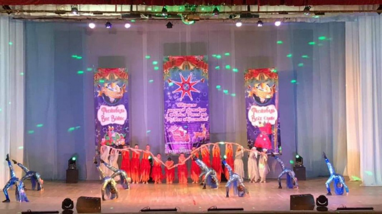 Криворожский коллектив вернулся со всеукраинского фестиваля "Новогодняя феерия" с победой (фото)