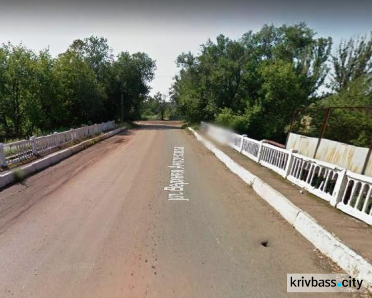 В Кривом Роге пешеходы ходят по лезвию ножа: железнодорожный мост в аварийном состоянии (ФОТО)