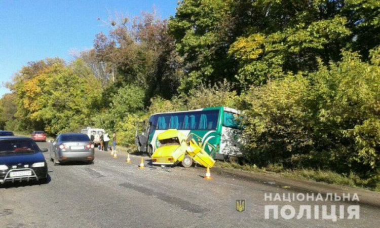 Есть пострадавшие: автомобиль ВАЗ врезался в рейсовый автобус Кривой Рог - Харьков (ФОТО)