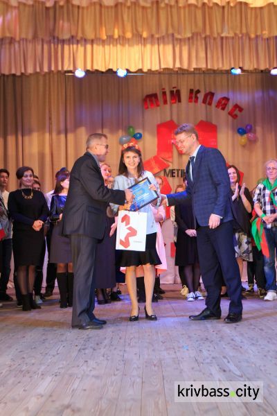 В Кривом Роге школьникам вручали денежные сертификаты на 10 тысяч гривен (фото)