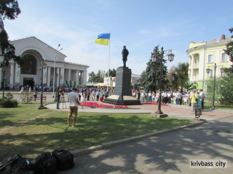 В Кривом Роге в День Государственного Флага состоялось мероприятие возле памятника Тарасу Шевченко (фото)