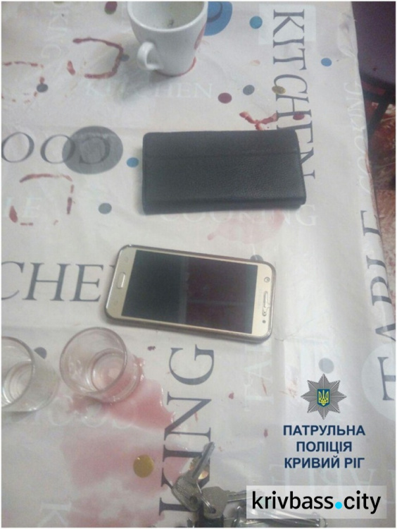 Патрульные Кривого Рога вернули женщине ее мобильный телефон (ФОТО)