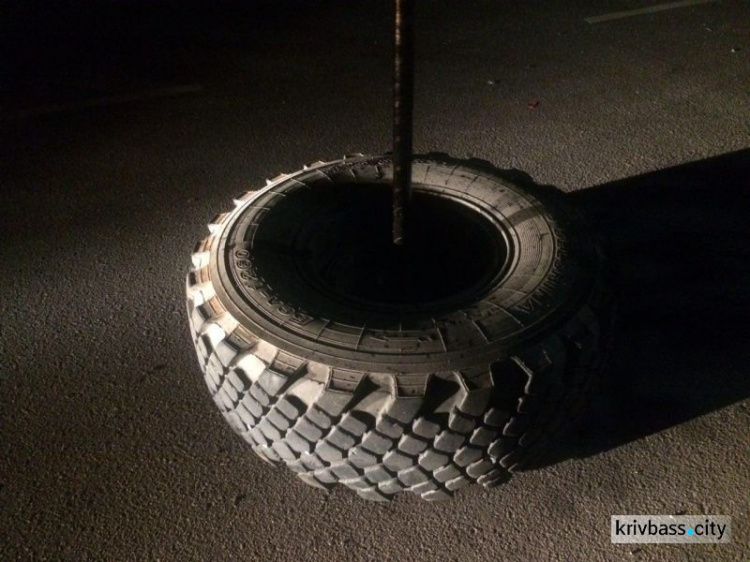 В Кривом Роге у КАМАЗа сорвало колесо и отбросило на встречную полосу (ФОТО)