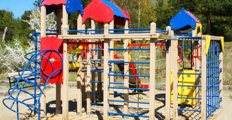 В Кривом Роге жители через петицию требуют обеспечить безопасность детей, играющих на детской площадке