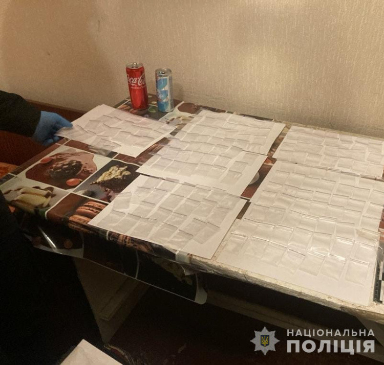 З рук у руки: правоохоронці Дніпропетровщини затримали молодого наркоділка