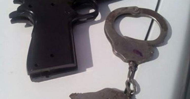 Патрульные Кривого Рога задержали мужчину с наручниками и пистолетом (ФОТО)