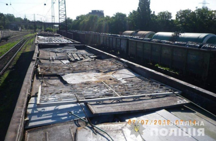 Подмена в пути: у предприятия Кривого Рога выкрали 8 вагонов с металлоломом (фото)