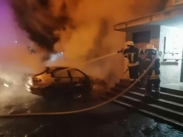 В Кривом Роге горел легковой автомобиль