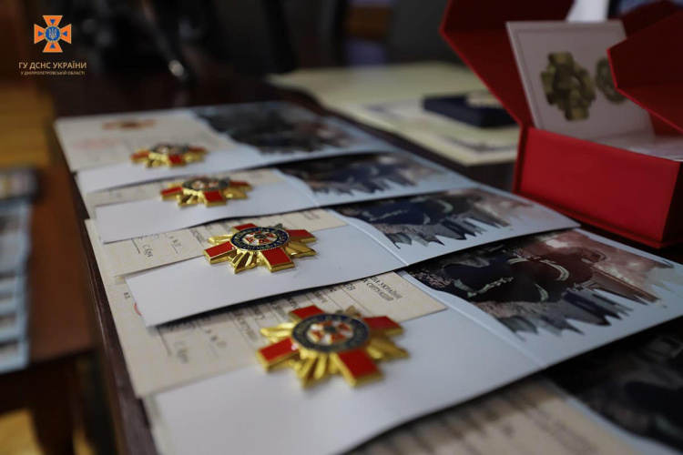 Рятувальники Дніпропетровщини отримали відзнаки за мужність і героїзм: хто з криворіжців отримав нагороди