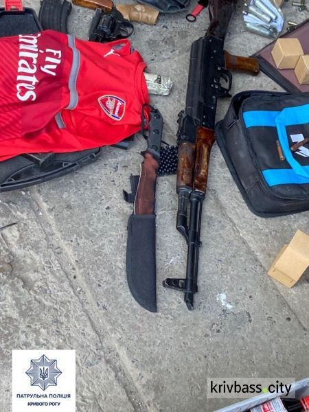 Возле подъезда в Кривом Роге нашли сумку с оружием и патронами