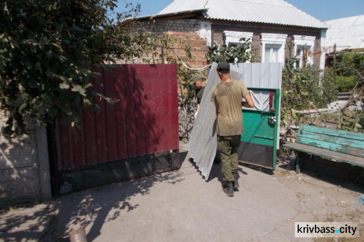В Кривом Роге национальная гвардия помогает жильцам ликвидировать последствия смерча(ФОТО)