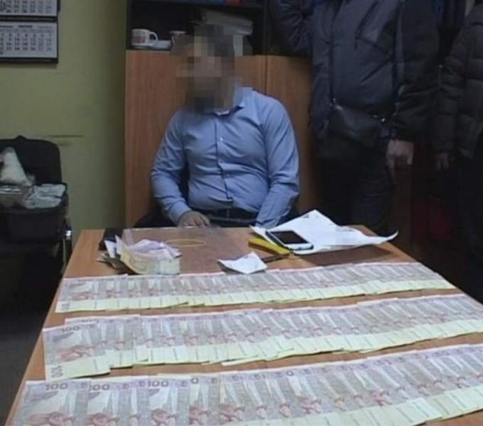 Срок за взятки: двум чиновникам в Днепропетровской области суд вынес приговор