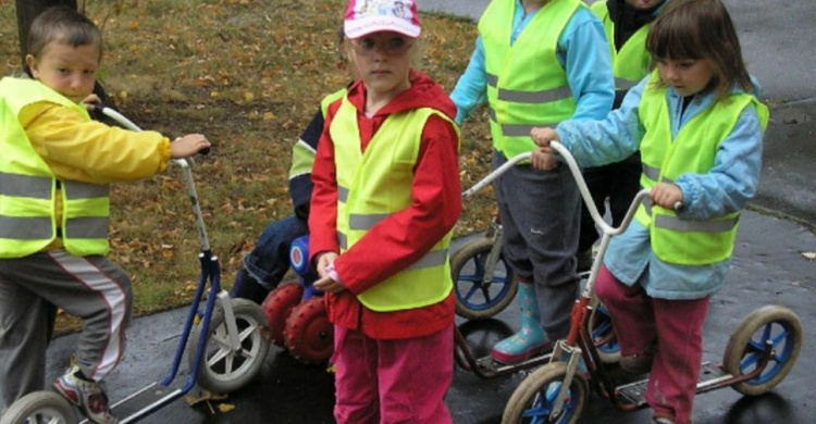 В Украине с 1 сентября дети начальной школы будут носить светоотражающие жилеты