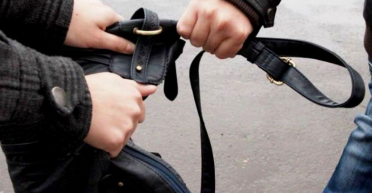 Грабитель подшофе в Кривом Роге во время ограбления не устоял на ногах