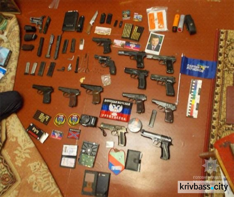 Под Кривым Рогом полиция обнаружила сторонника ДНР и арсенал оружия (ФОТО)