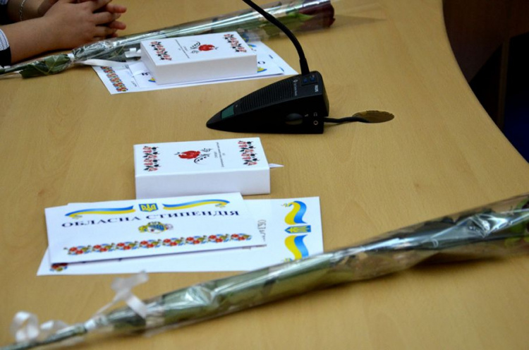 На Днепропетровщине лучшим школьникам и студентам, лишенным родительской опеки вручили стипендии (фото)