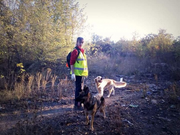 Пропал криворожанин: группа поисковиков разыскивает пропавшего с собаками (ФОТО)