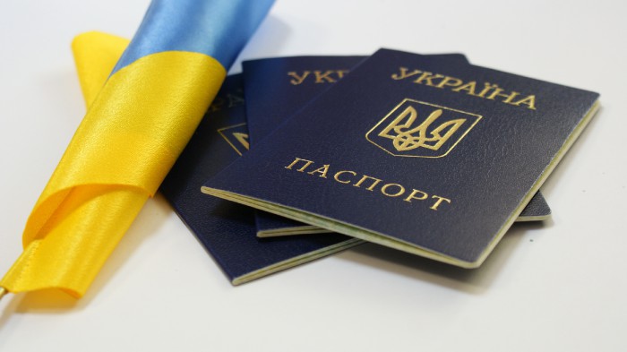 Україна запустить мобільні пункти для видачі документів біженцям у трьох країнах
