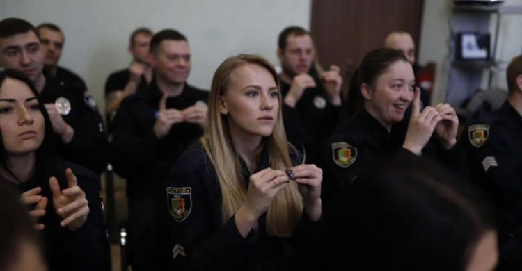 Полицейских Кривого Рога обеспечили справочниками по языку жестов (фото)