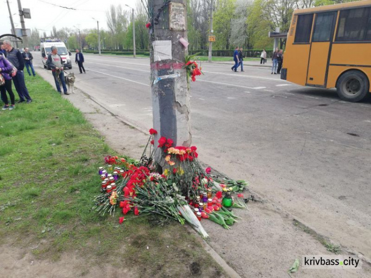 Жители Кривого Рога в знак скорби несут цветы и венки к месту трагедии