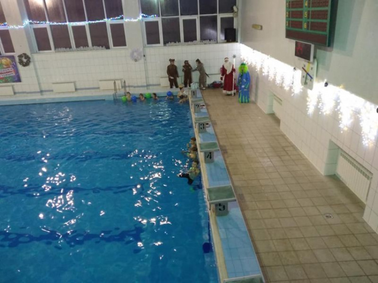 "Елка на воде": в Кривом Роге в бассейне состоялось оригинальное представление (фото)
