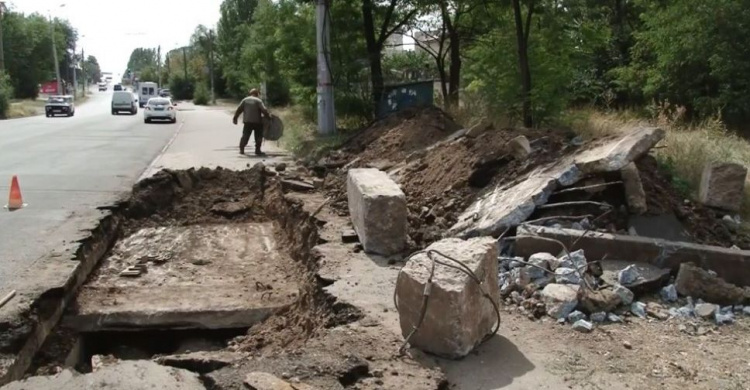 В Кривом Роге раскопали недавно реконструированный мост на 129 квартале (ФОТО)