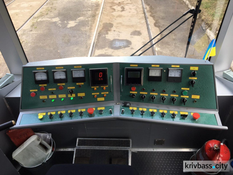 Жители Кривого Рога получили ещё один капитально восстановленный трамвай (ФОТО)
