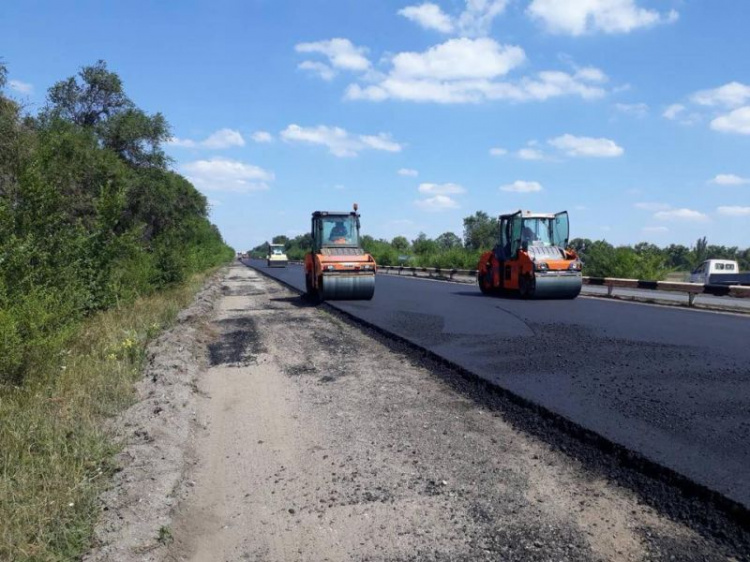 Денег нет, но работы продолжаются: как проходит ремонт трассы Днепр-Кривой Рог (ФОТО)