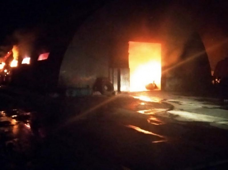 В Кривом Роге пожаром повредило тракторную технику на площади 1600 квадратных метров (фото, видео)