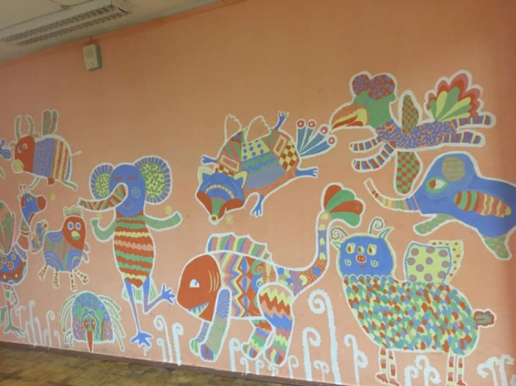 В Кривом Роге дети украсили школу яркими рисунками (фото)