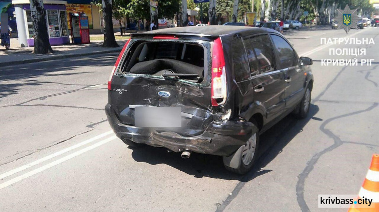 В Кривом Роге в центре города столкнулись два автомобиля (ФОТО)