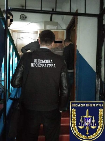 8 тысяч, чтобы "откосить" от армии: на Днепропетровщине задержали заместителя военного комиссариата (фото)