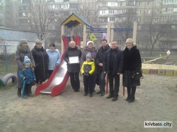 Дети из Кривого Рога получили в подарок на Рождество новую детскую площадку (ФОТО)