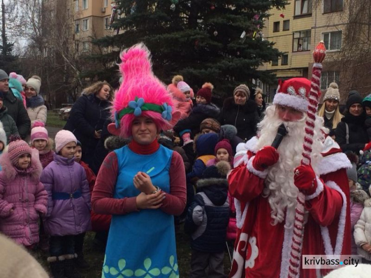 В микрорайоне Восточный-1 в Кривом Роге открылась новогодняя ёлка (ФОТОФАКТ)