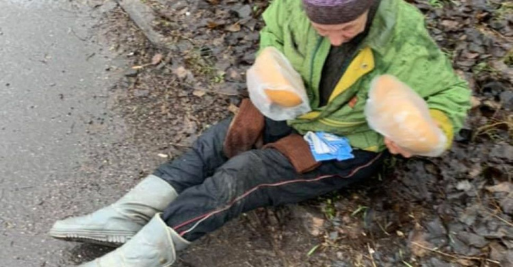 За хлебом - ползком по грязи: в Кривом Роге пенсионерка перемещается на руках по асфальту(фото)
